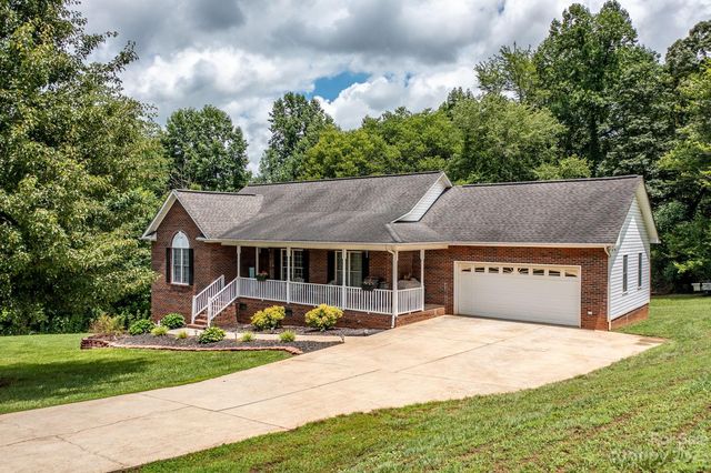 5560 Creek Point Dr, Hickory, NC 28601