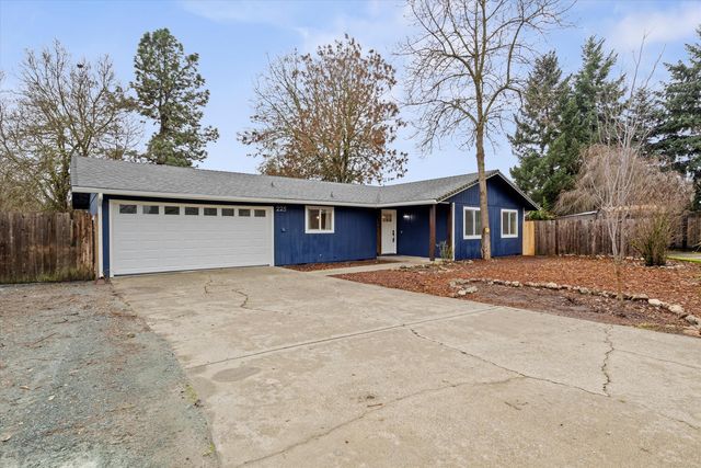 225 NW Blossom Dr, Grants Pass, OR 97526