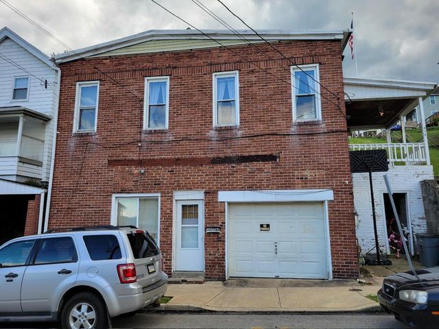 315 Lowell St #A, Vandergrift, PA 15690