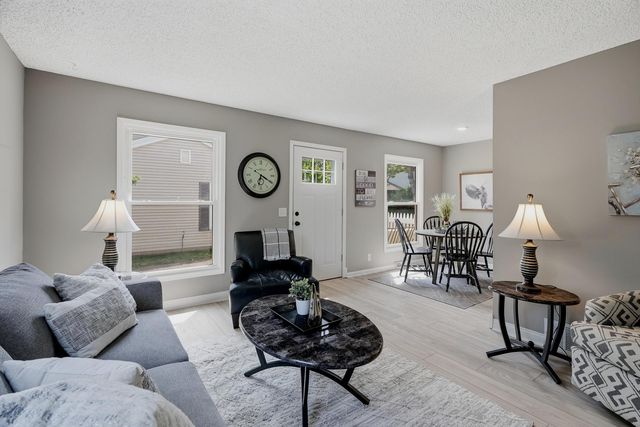 4980 Grenwich Trl N, Oakdale, MN 55128