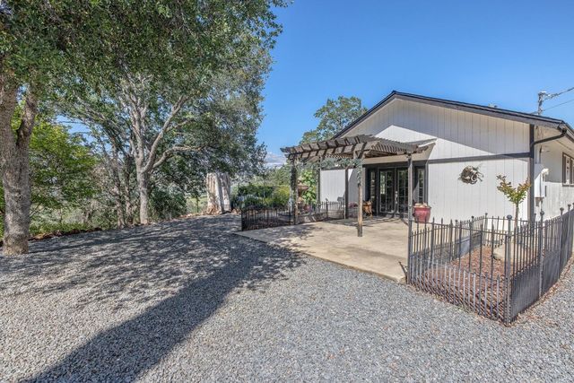33294 Buttercup Ln, Squaw Valley, CA 93675