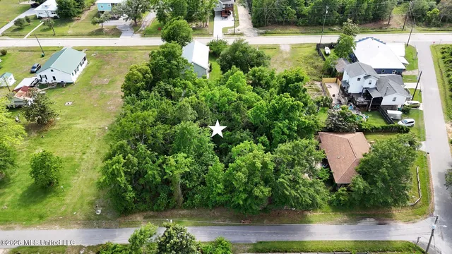 423 Water St, Waveland, MS 39576