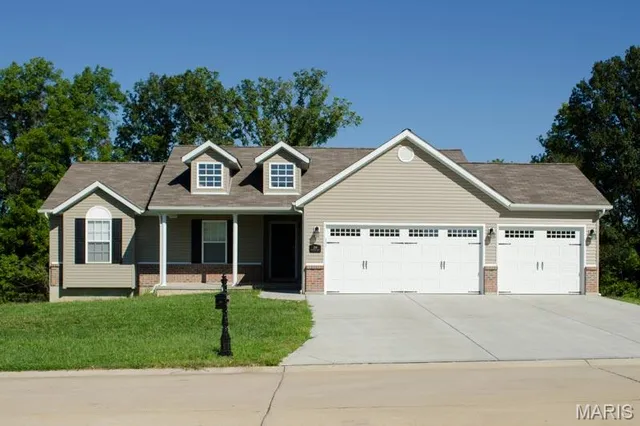 175 Rivers Edge Dr, Moscow Mills, MO 63362