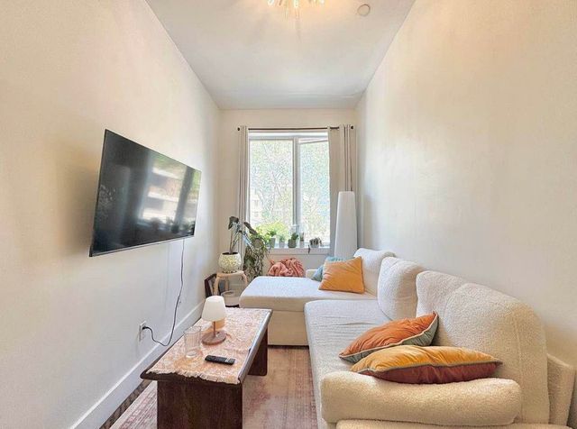 194 Scholes St #2F, Brooklyn, NY 11206