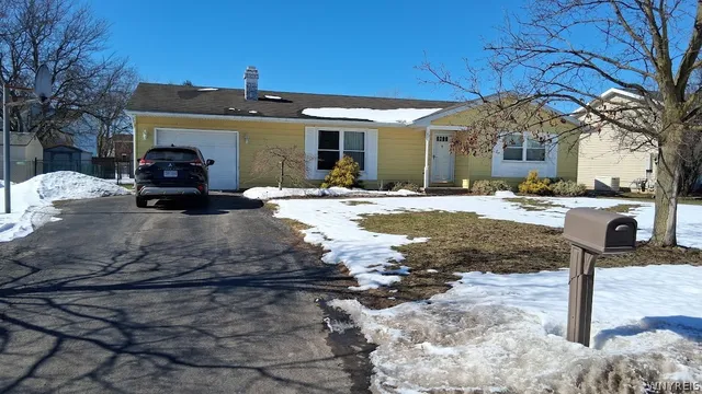 92 Lindhurst Dr, Lockport, NY 14094