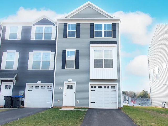 323 Avon Dr, Red Lion, PA 17356