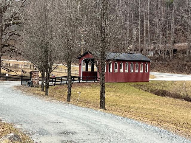 170 Granny Squirrel Dr, Andrews, NC 28901