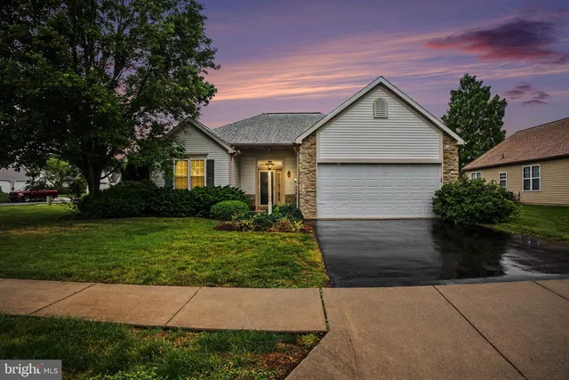 546 Bent Oak Dr, Mount Joy, PA 17552