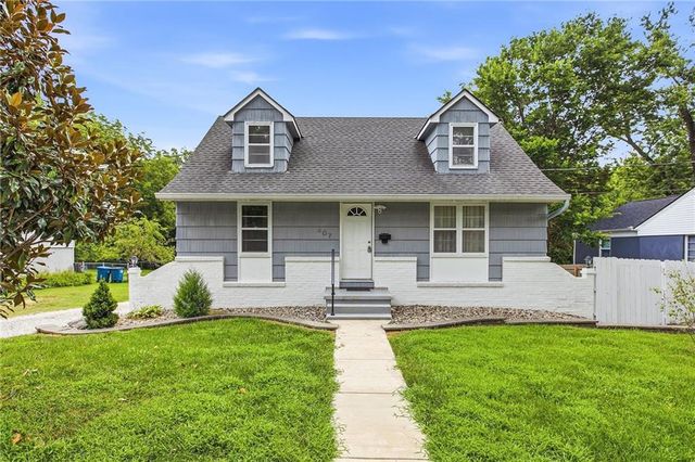 407 N  Fairview Ave, Liberty, MO 64068
