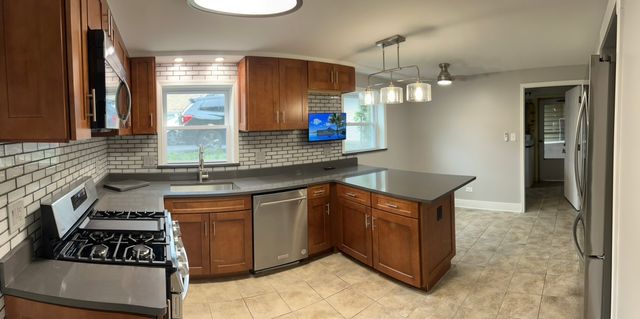 16W749 56th Pl #1, Clarendon Hills, IL 60514