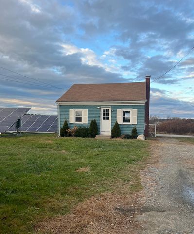 11 Snake Hill Rd, North Scituate, RI 02857