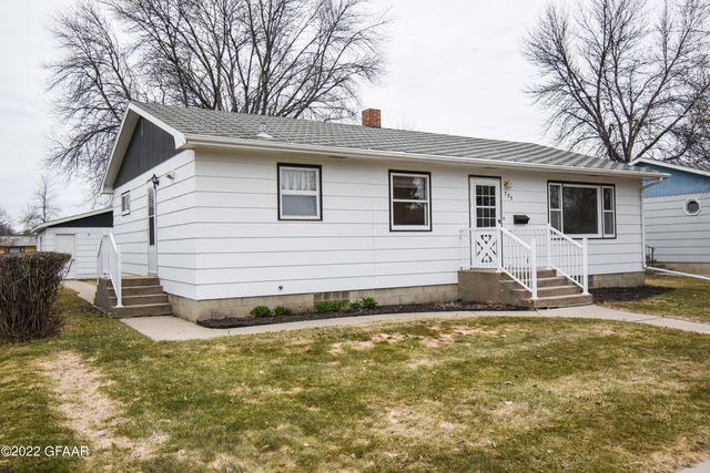 733 Eastern Ave, Grafton, ND 58237