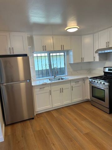 927 S  Bronson Ave, Los Angeles, CA 90019