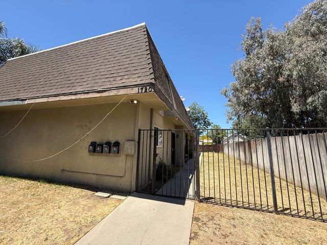 1720 Orange St, Bakersfield, CA 93304