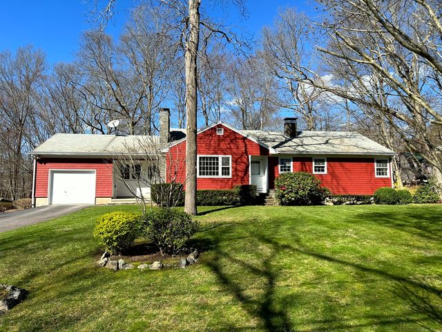 23 Brewster Dr, Gales Ferry, CT 06335