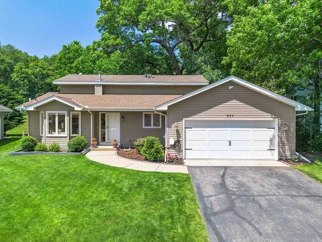 899 Park Knoll Dr, Eagan, MN 55123