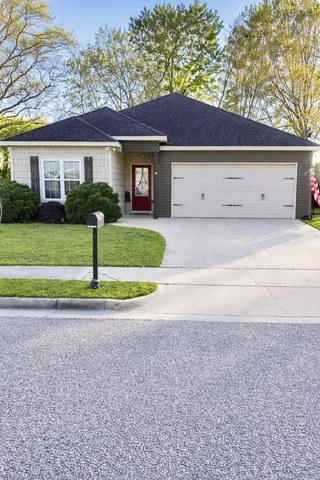 137 Gracebrook Ct, Headland, AL 36345