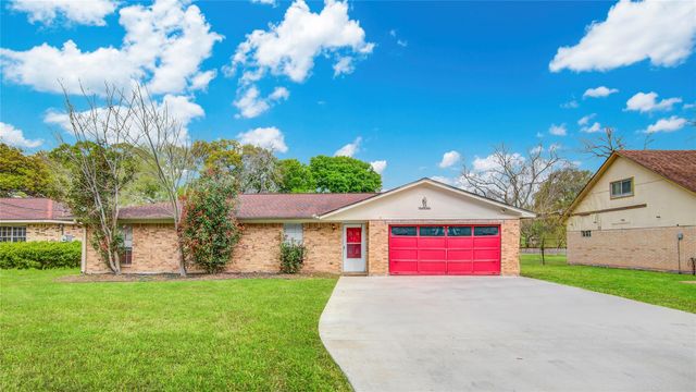 1122 Maple St, Clute, TX 77531