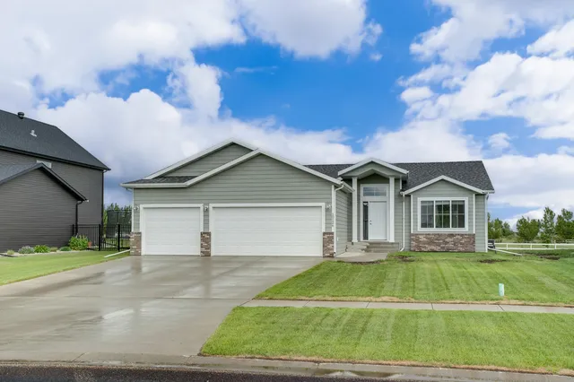10126 Burgundy Dr, Horace, ND 58047