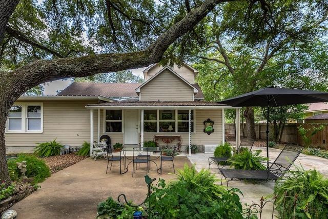 114 N  College St, Gonzales, TX 78629