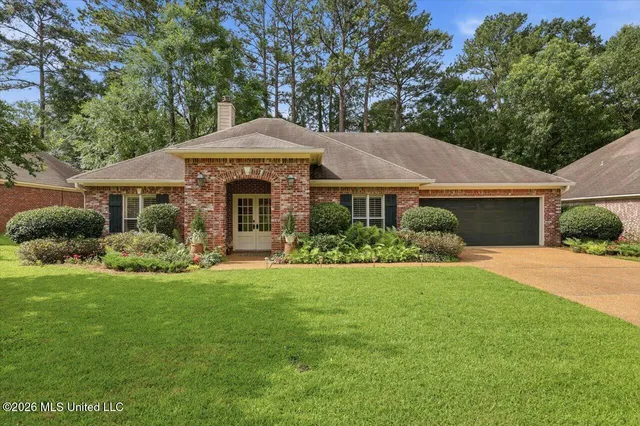 385 Pinewood Ln, Ridgeland, MS 39157