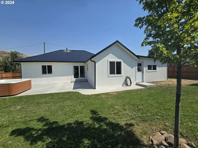 408 N  Clairmont St, Wallowa, OR 97885