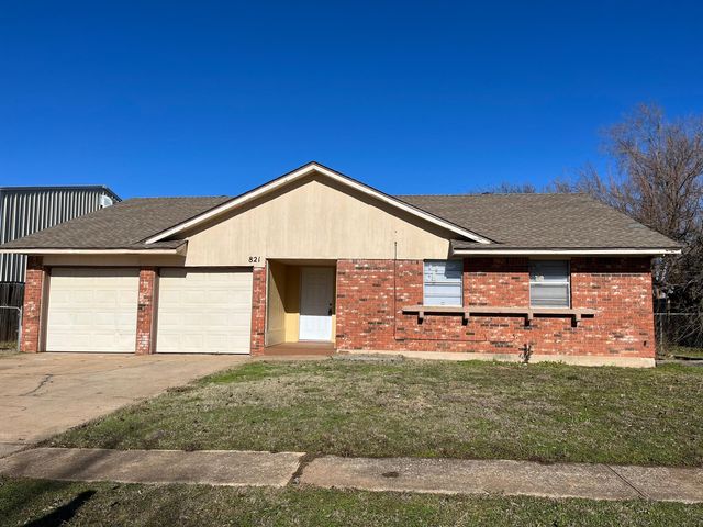 821 SW 27th St, Moore, OK 73160