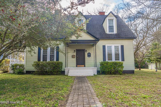 301 W Central Street, Maxton, NC 28364