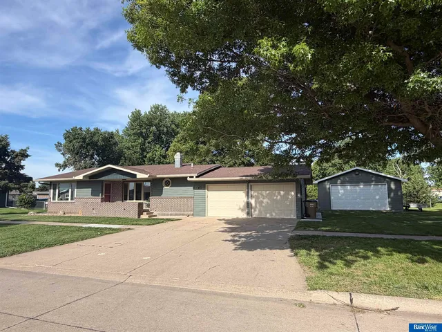 330 Fairview Dr, Aurora, NE 68818