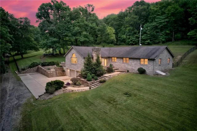 121 Spillway Ln, Butler, PA 16001