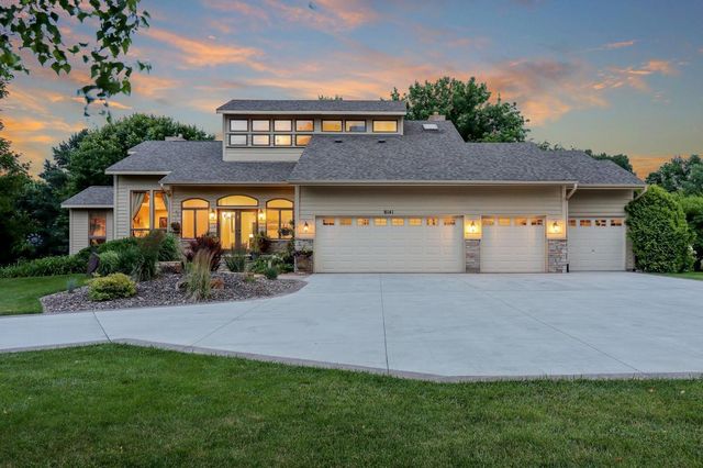 8141 Maplewood Ter, Chanhassen, MN 55317