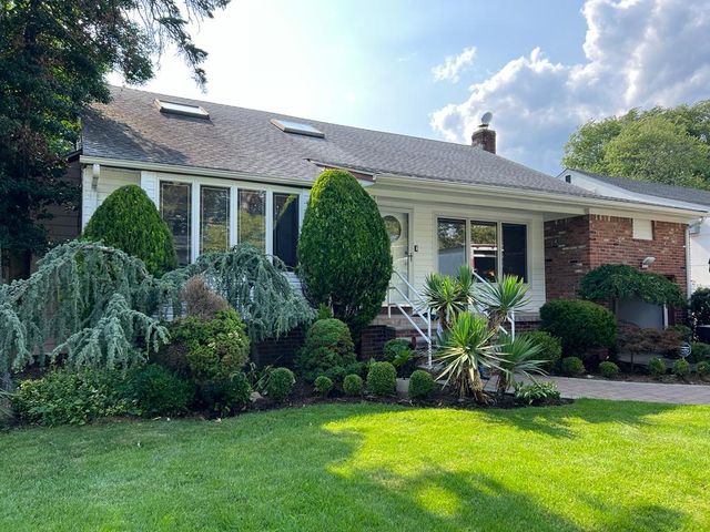 805 Oakleigh Rd, Valley Stream, NY 11581