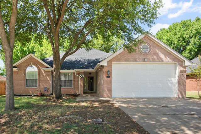 1221 Highcrest Dr, Burleson, TX 76028