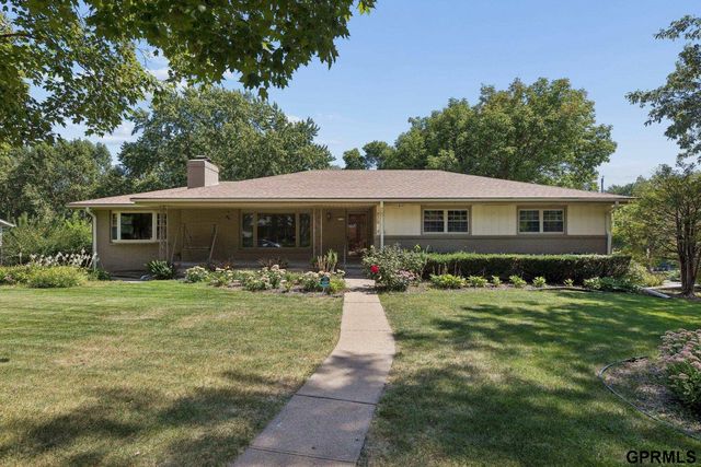 719 Crestridge Rd, Omaha, NE 68154