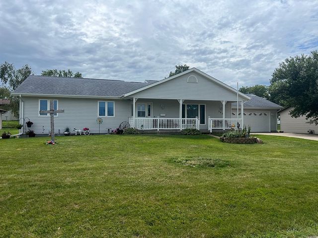 302 Young St SE, Blairstown, IA 52209