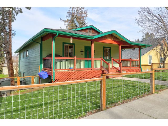 205 W  15th St, The Dalles, OR 97058