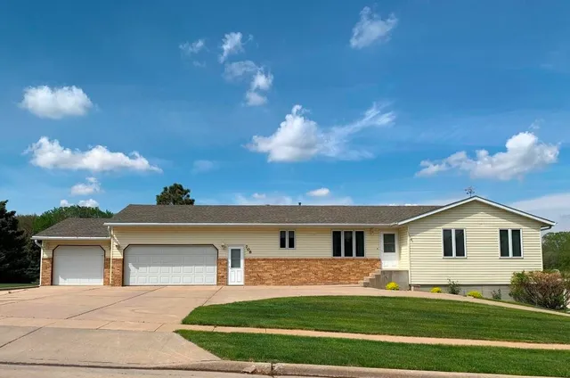 706 W  15th St, Yankton, SD 57078