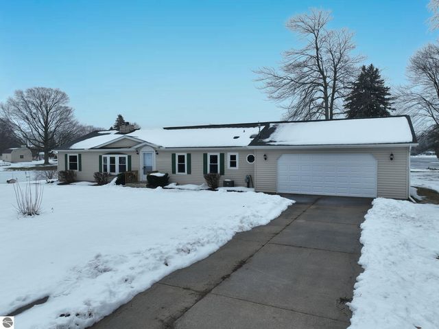 520 Witbeck Dr, Clare, MI 48617