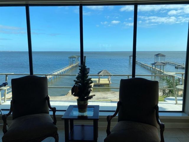 1443 Bayshore Dr, Kemah, TX 77565