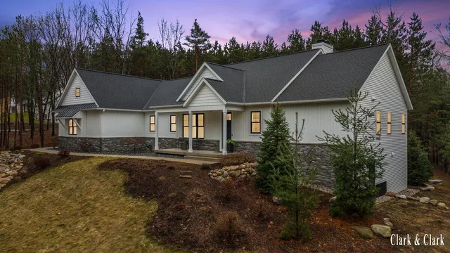 10660 Kissing Ridge Dr SE, Lowell, MI 49331