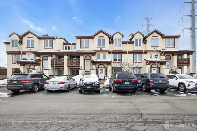 303 Michael Ct, Woodbridge, NJ 07095