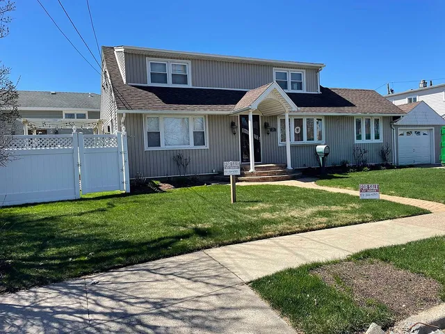 2 Briggs St, Hicksville, NY 11801