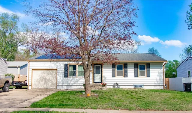 1211 N  Cedar Crest Dr, Independence, MO 64056