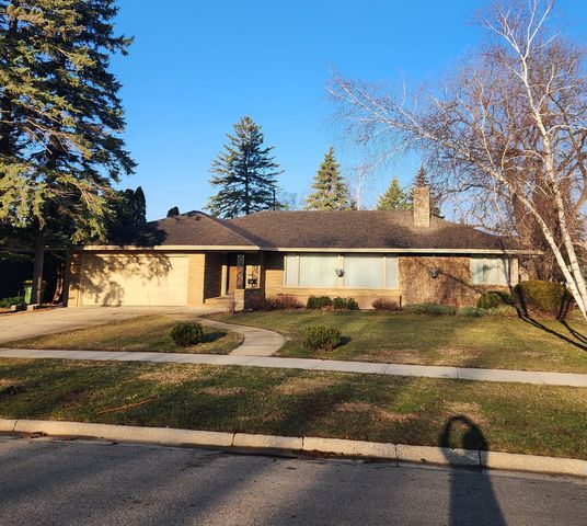 910 3rd Ave SW, Pipestone, MN 56164