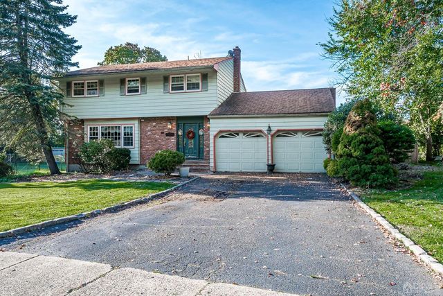 18 Dellview Dr, Edison, NJ 08820