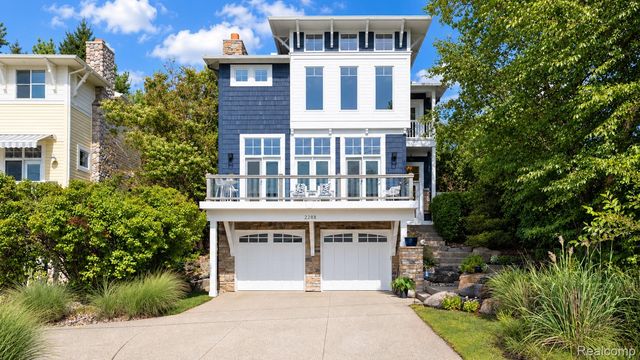2288 N  Long Lake Rd, Fenton, MI 48430