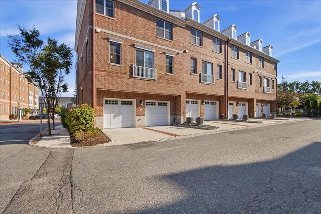 58 Carillon Cir, Livingston, NJ 07039