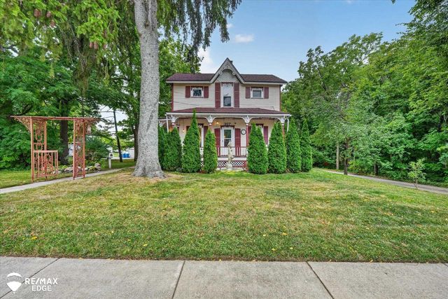 327 Reid Rd, Grand Blanc, MI 48439