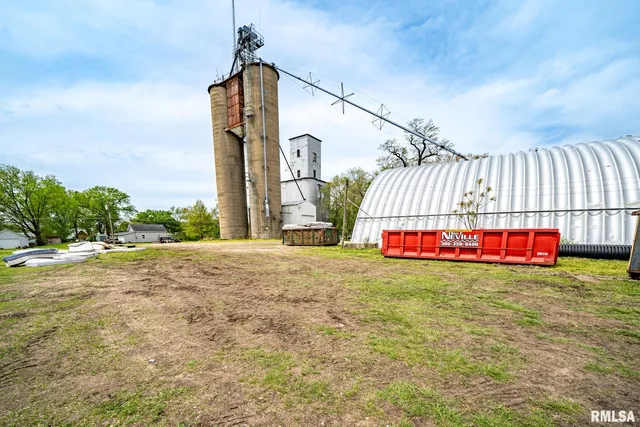 300 N  Broadway St, Manito, IL 61546