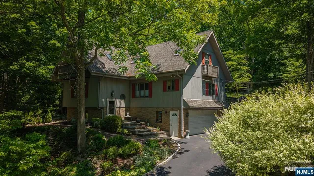 1150 Lakeside Dr E, Highland Lakes, NJ 07422